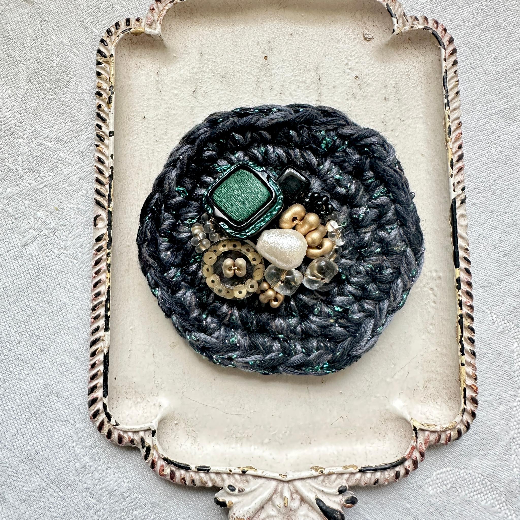 大きなまるブローチ・ネイビーグレー1枚目の画像