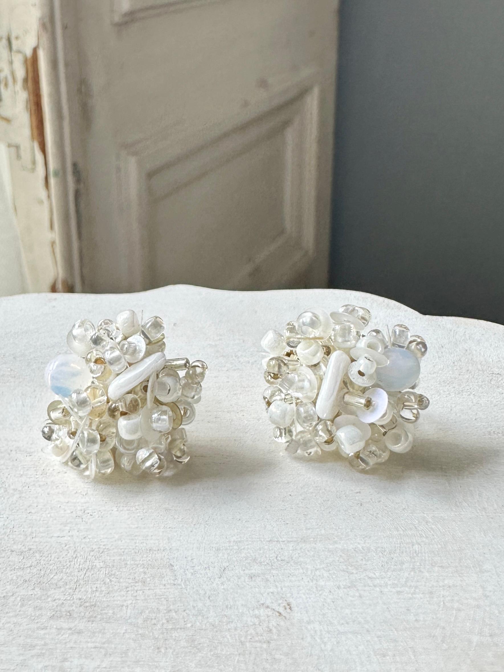 sucreビーズ耳飾り・ホワイト&クリア（ピアス・イヤリング）1枚目の画像