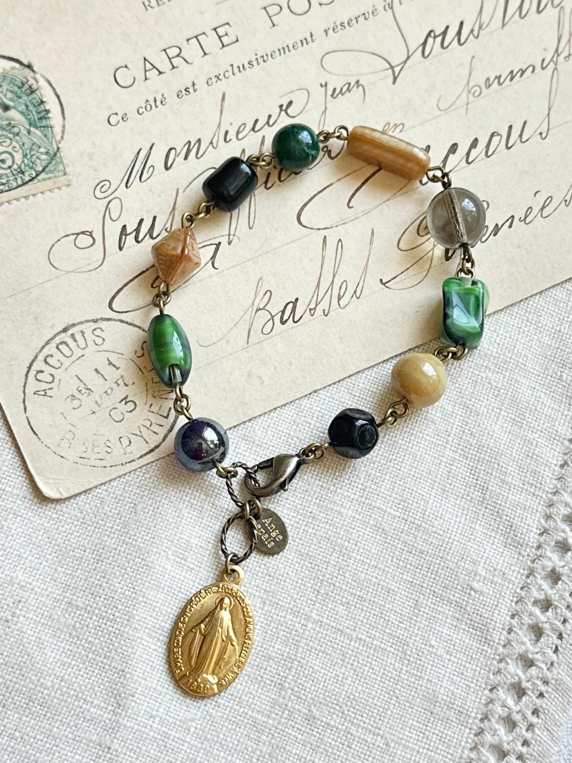 フランスのメダイとヴィンテージビーズのブレスレット・グリーンベージュ