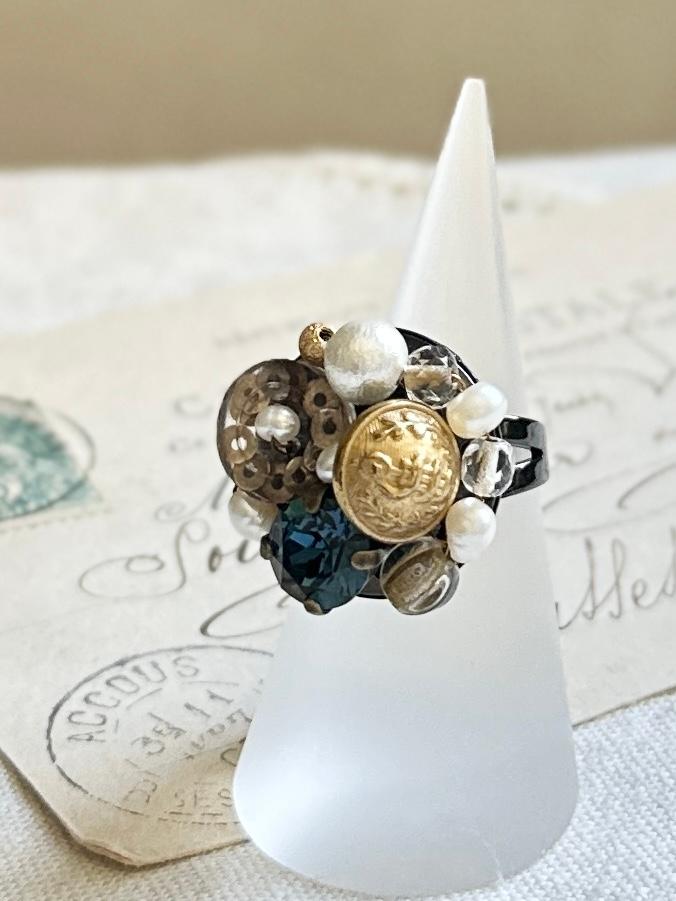 アンティークパーツのデコラティブリング・ブラックネイビー | 1枚目