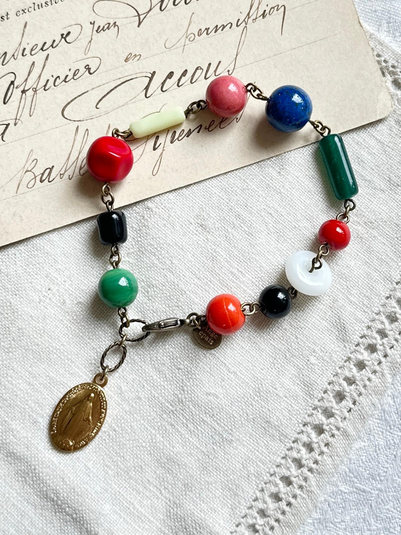 フランスのメダイとヴィンテージビーズのブレスレット・マルチカラー