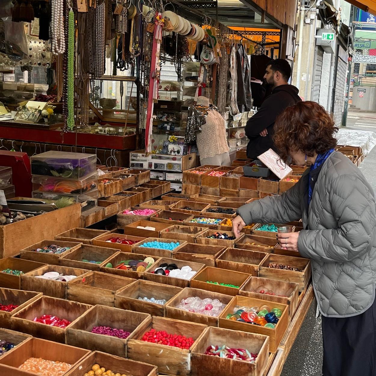 フランスのメダイとヴィンテージビーズのブレスレット・マルチカラー | 10枚目