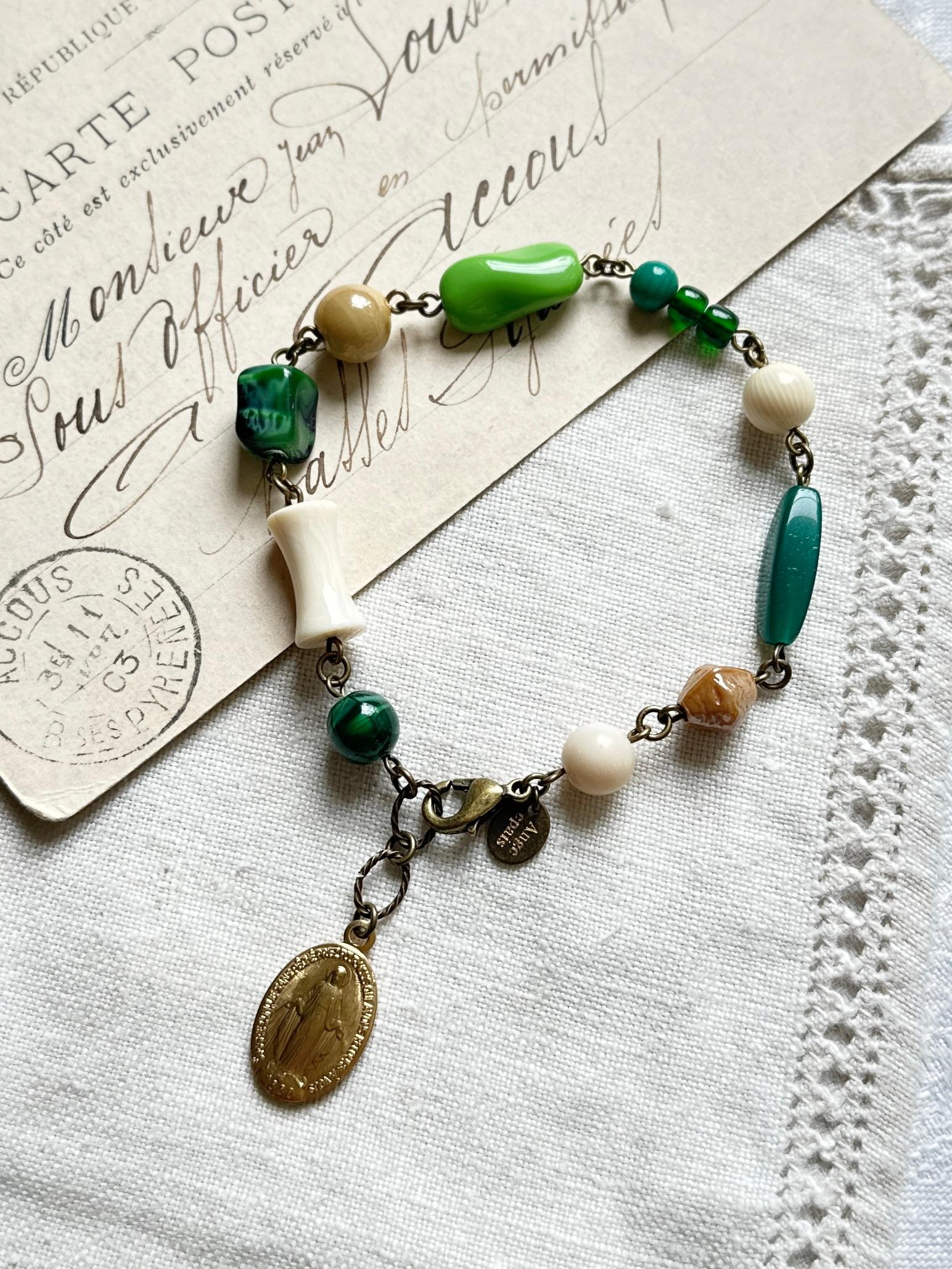 フランスのメダイとヴィンテージビーズのブレスレット・peasグリーン