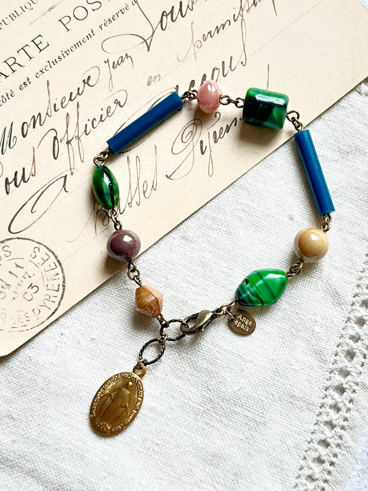 フランスのメダイとヴィンテージビーズのブレスレット・レトロブルー