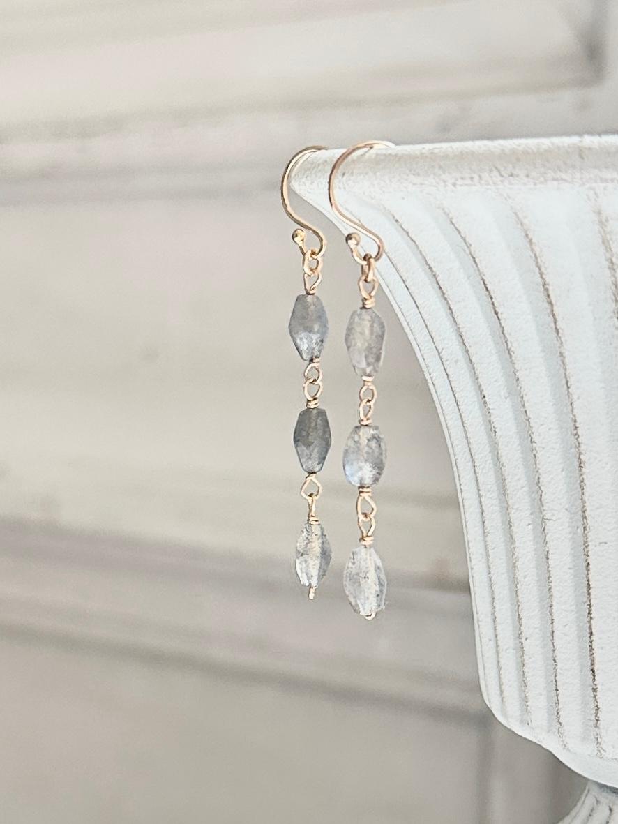 14kgfラブラドライト3ポーションカットピアス1枚目の画像