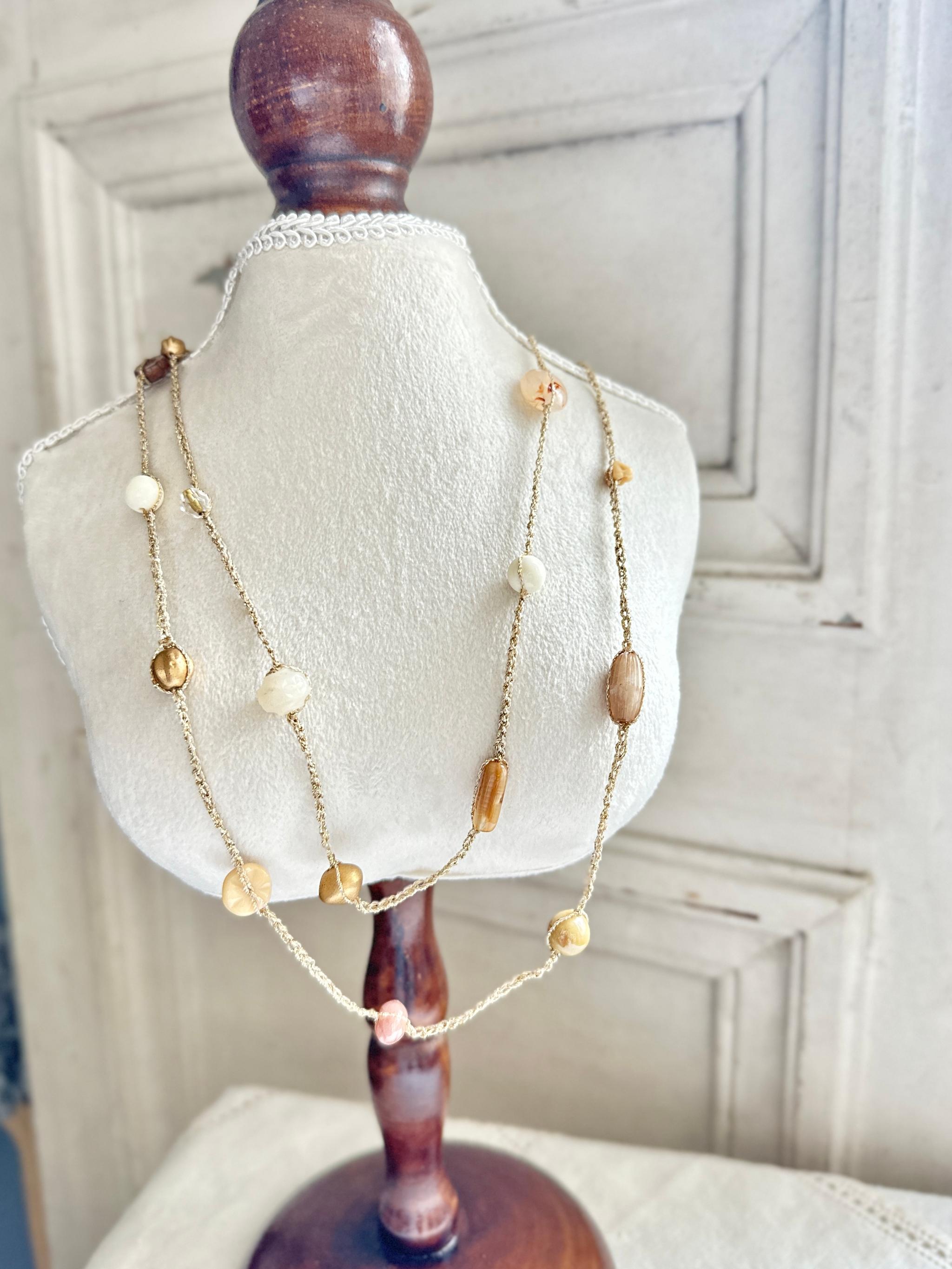 ヨーロッパビーズのカラフルクロシェネックレスロング・ピンクベージュ