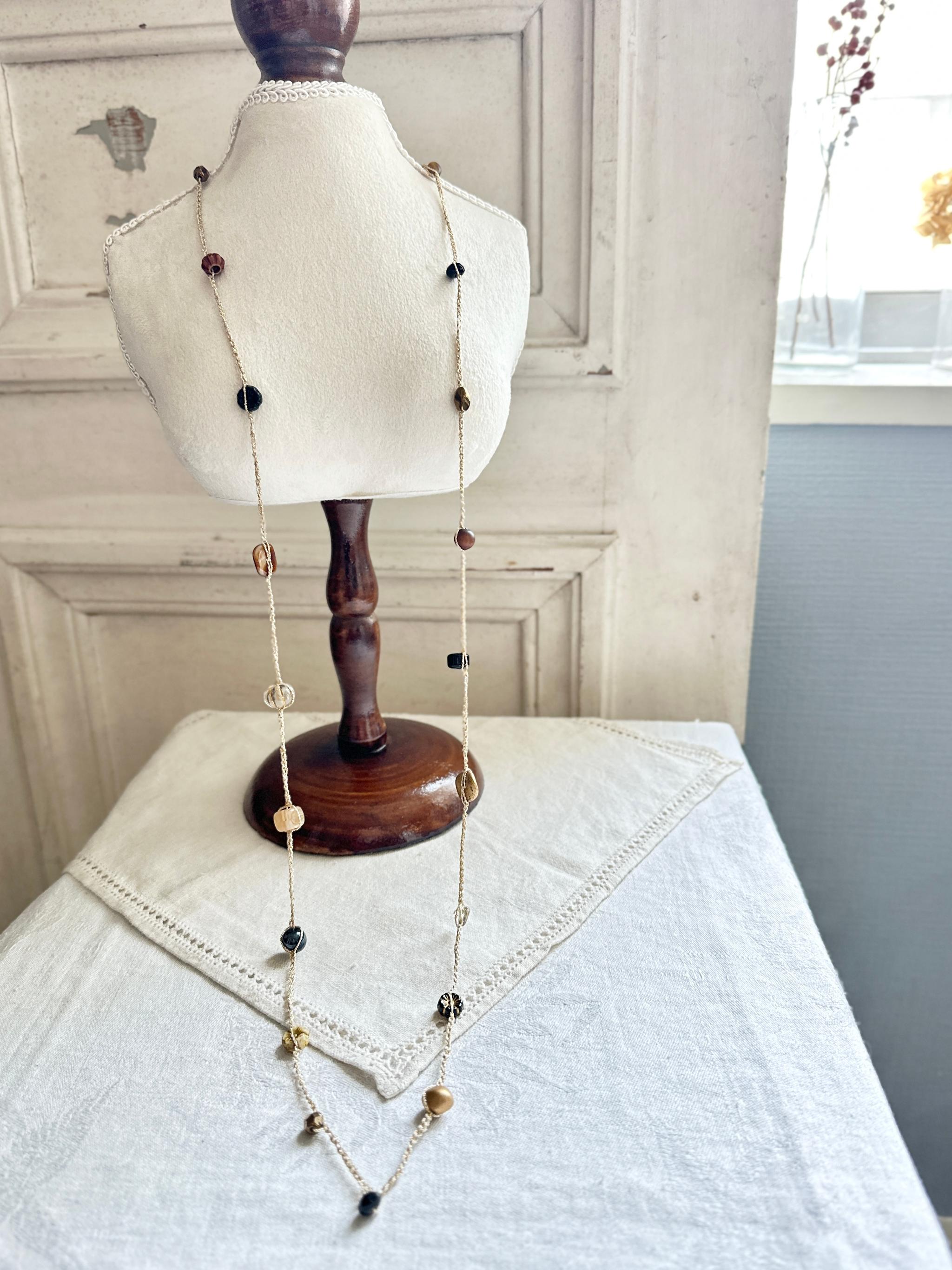 ヨーロッパビーズのカラフルクロシェネックレスロング・ブラックゴールド