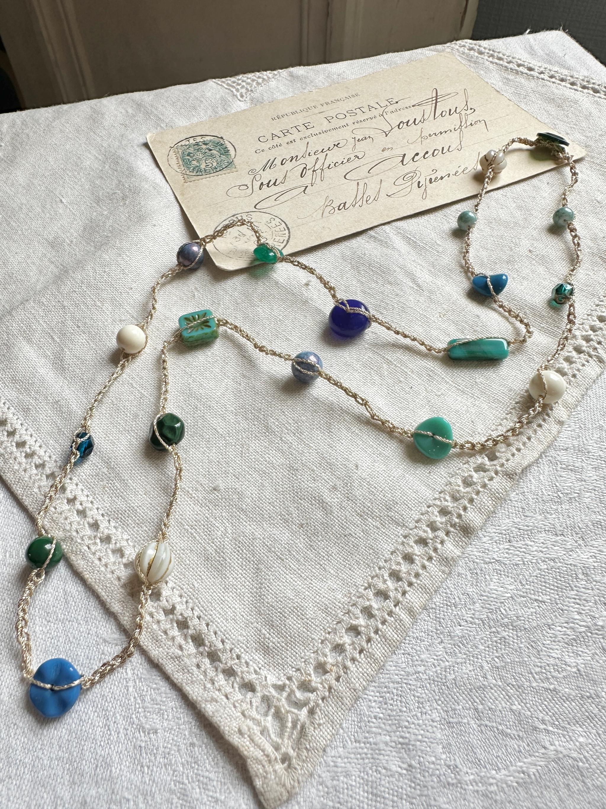 ヨーロッパビーズのカラフルクロシェネックレス少し短めロング・ブルー