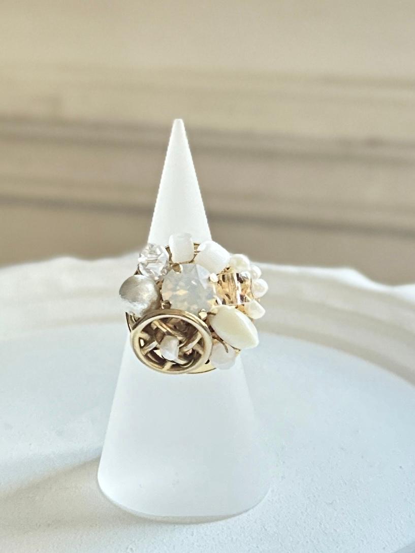 アンティークパーツのデコラティブリング・ゴールドホワイト