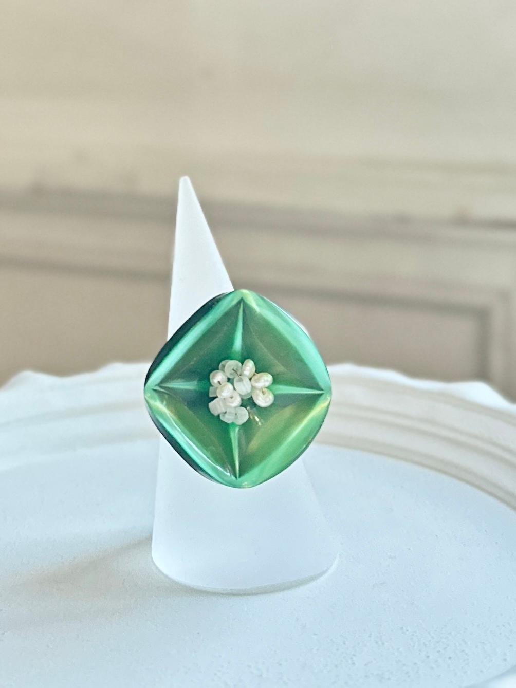 グリーンのアンティークパーツビッグリング