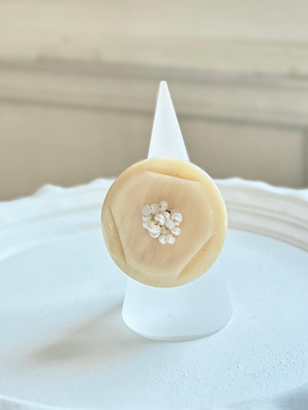 ベージュのアンティークパーツビッグリング