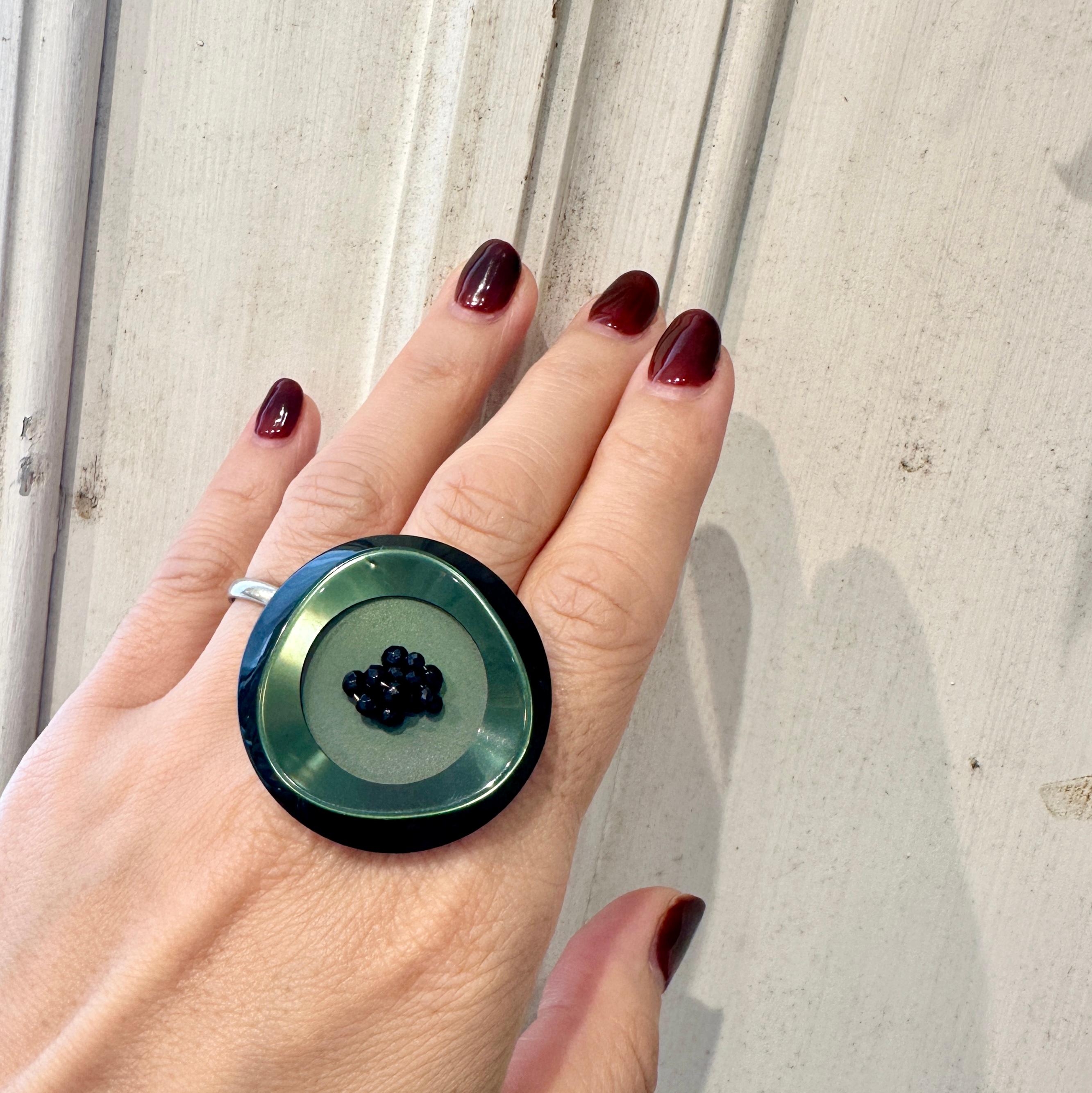 ディープグリーンのアンティークパーツビッグリング