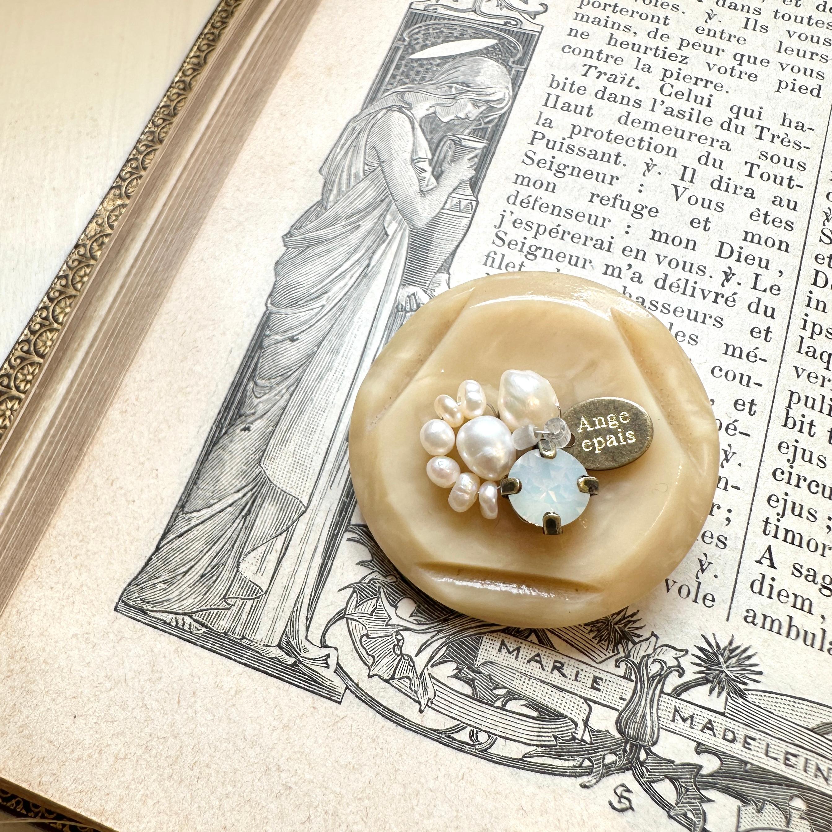 フランスヴィンテージパーツブローチ・クリーム1枚目の画像