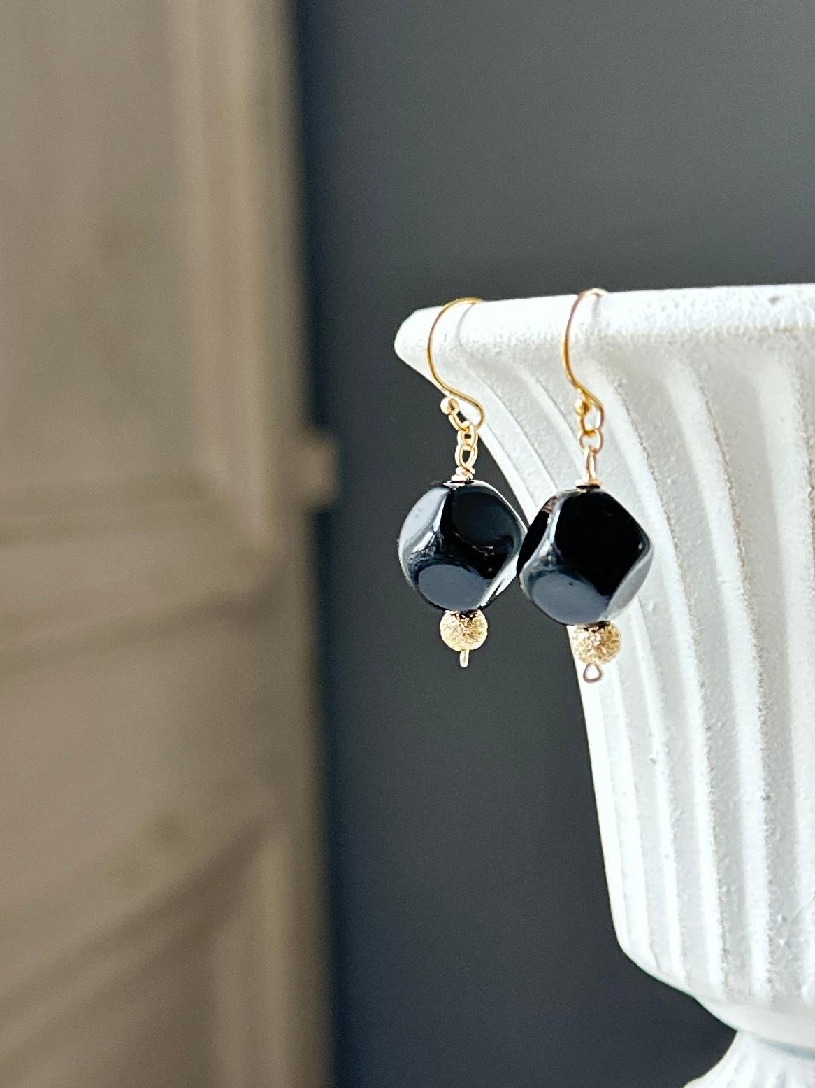 フランスヴィンテージビーズの一粒ピアス14Kgf・ブラック1枚目の画像