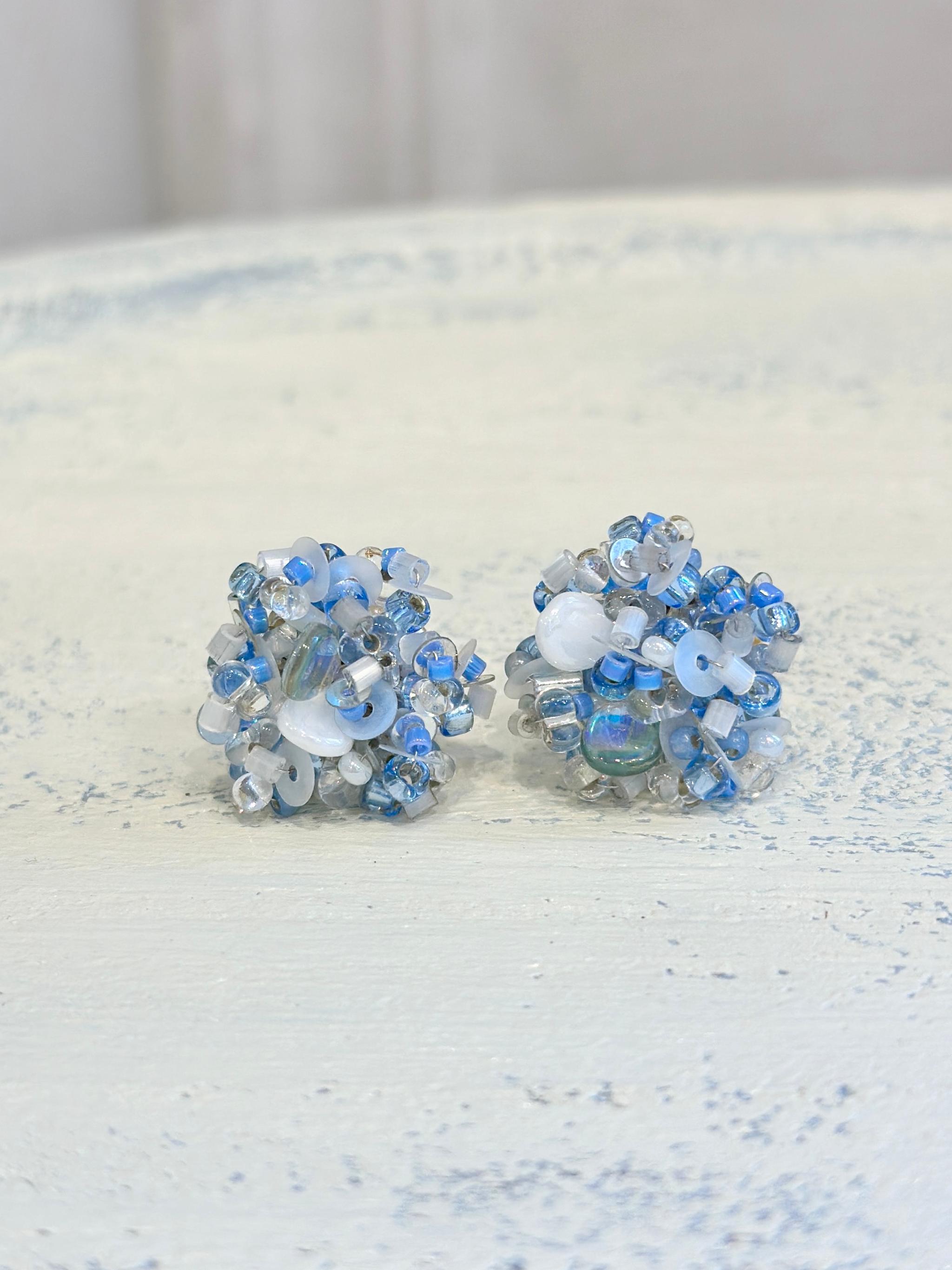 sucreビーズ耳飾り・ライトブルー（ピアス・イヤリング）
