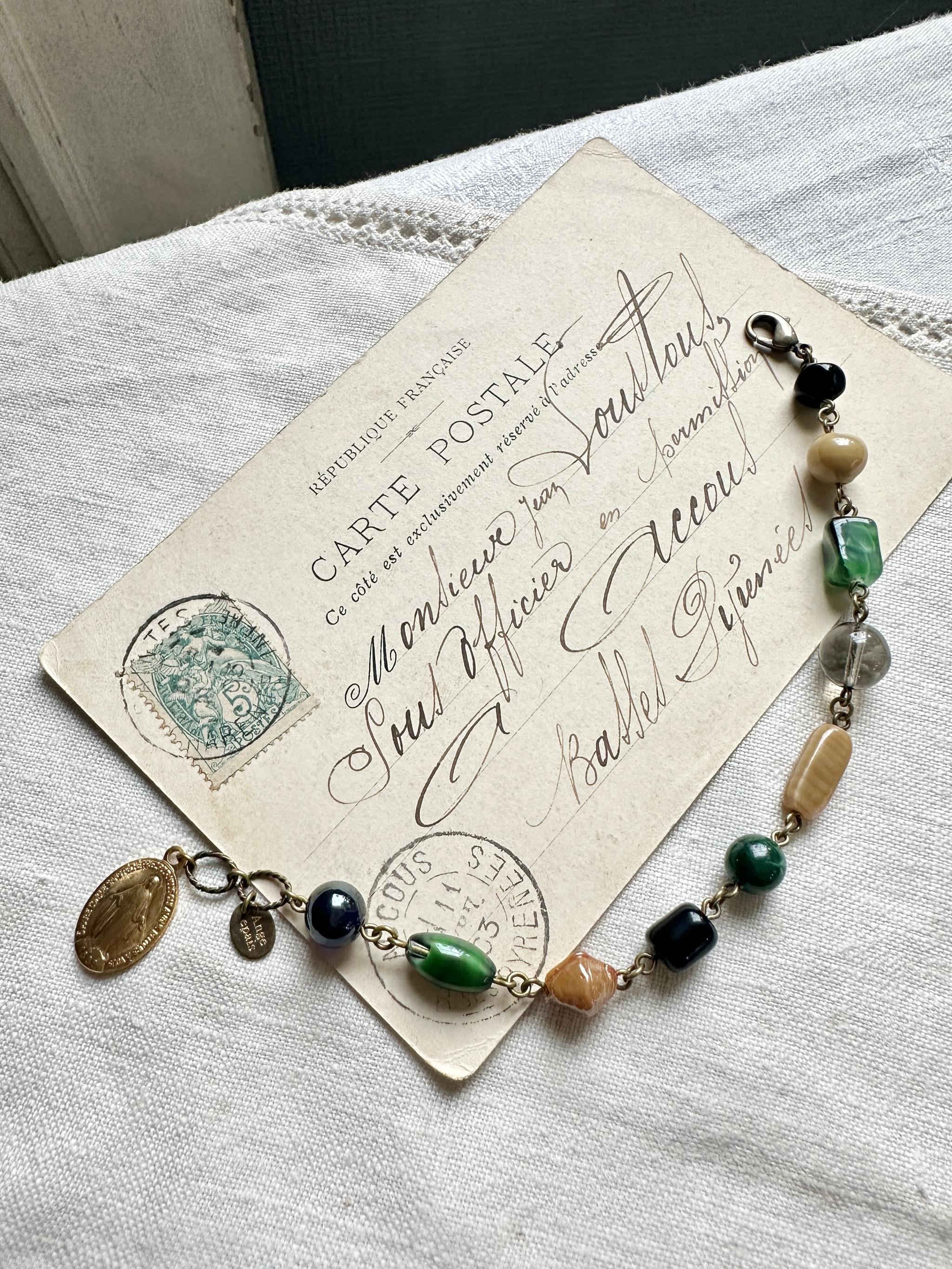 フランスのメダイとヴィンテージビーズのブレスレット・グリーンベージュ | 2枚目