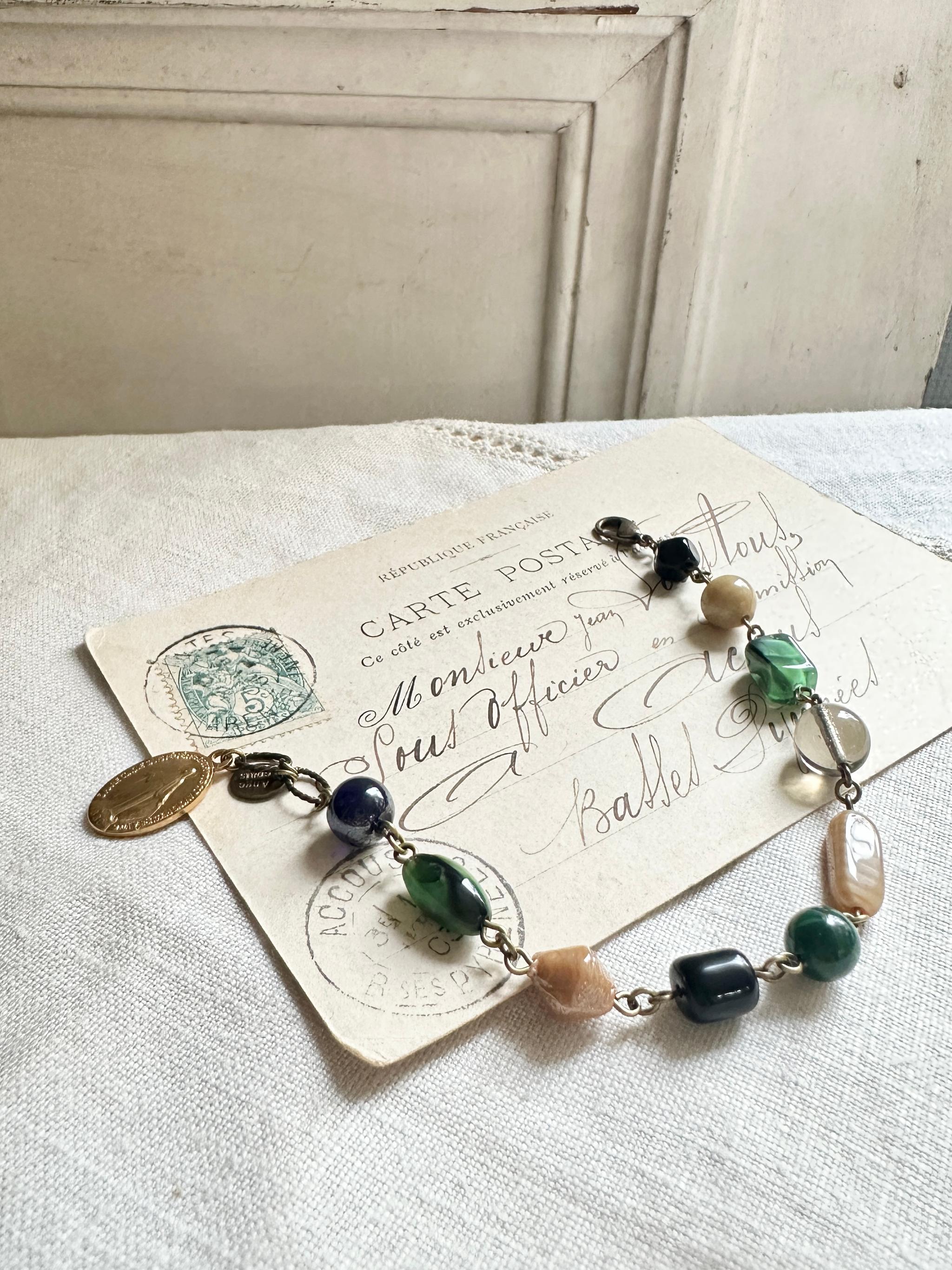 フランスのメダイとヴィンテージビーズのブレスレット・グリーンベージュ | 3枚目