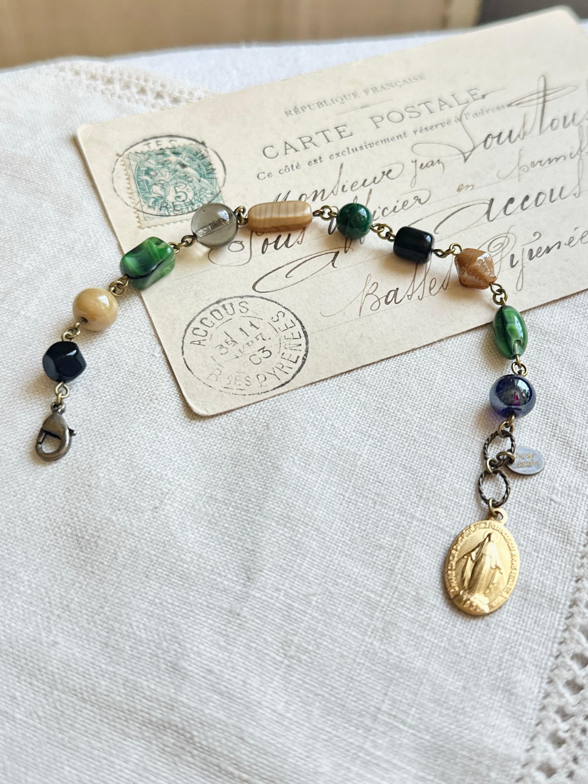 フランスのメダイとヴィンテージビーズのブレスレット・グリーンベージュ | 4枚目