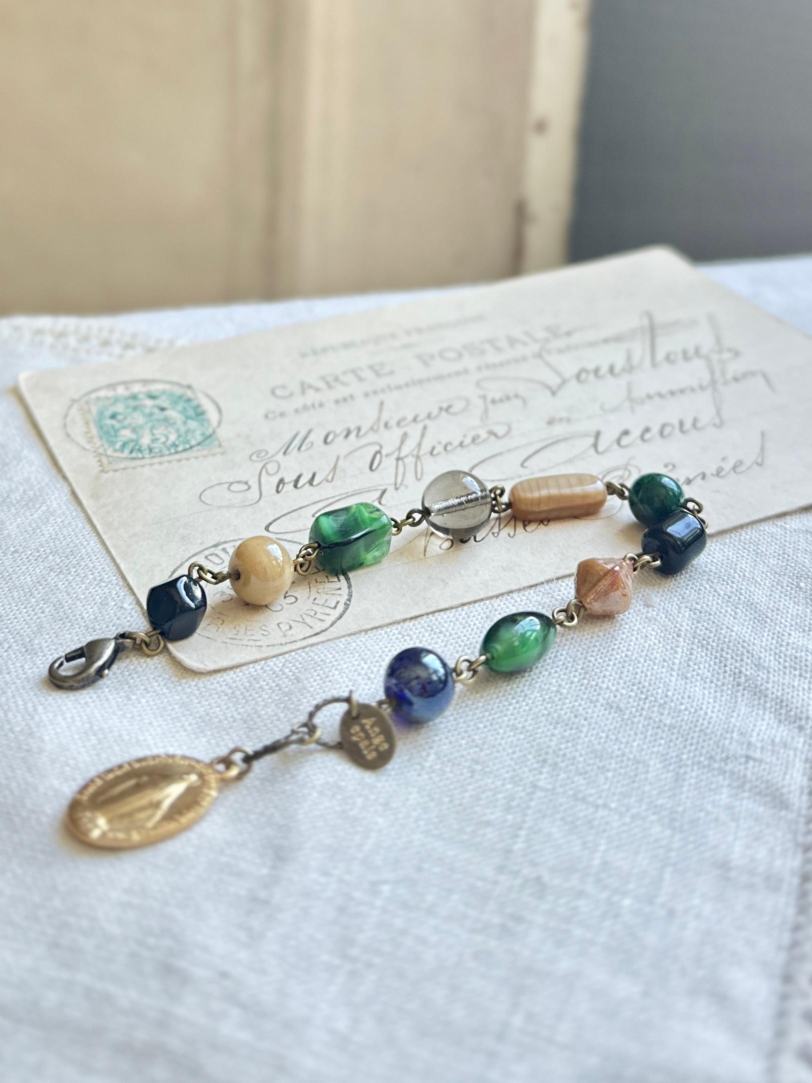 フランスのメダイとヴィンテージビーズのブレスレット・グリーンベージュ | 5枚目