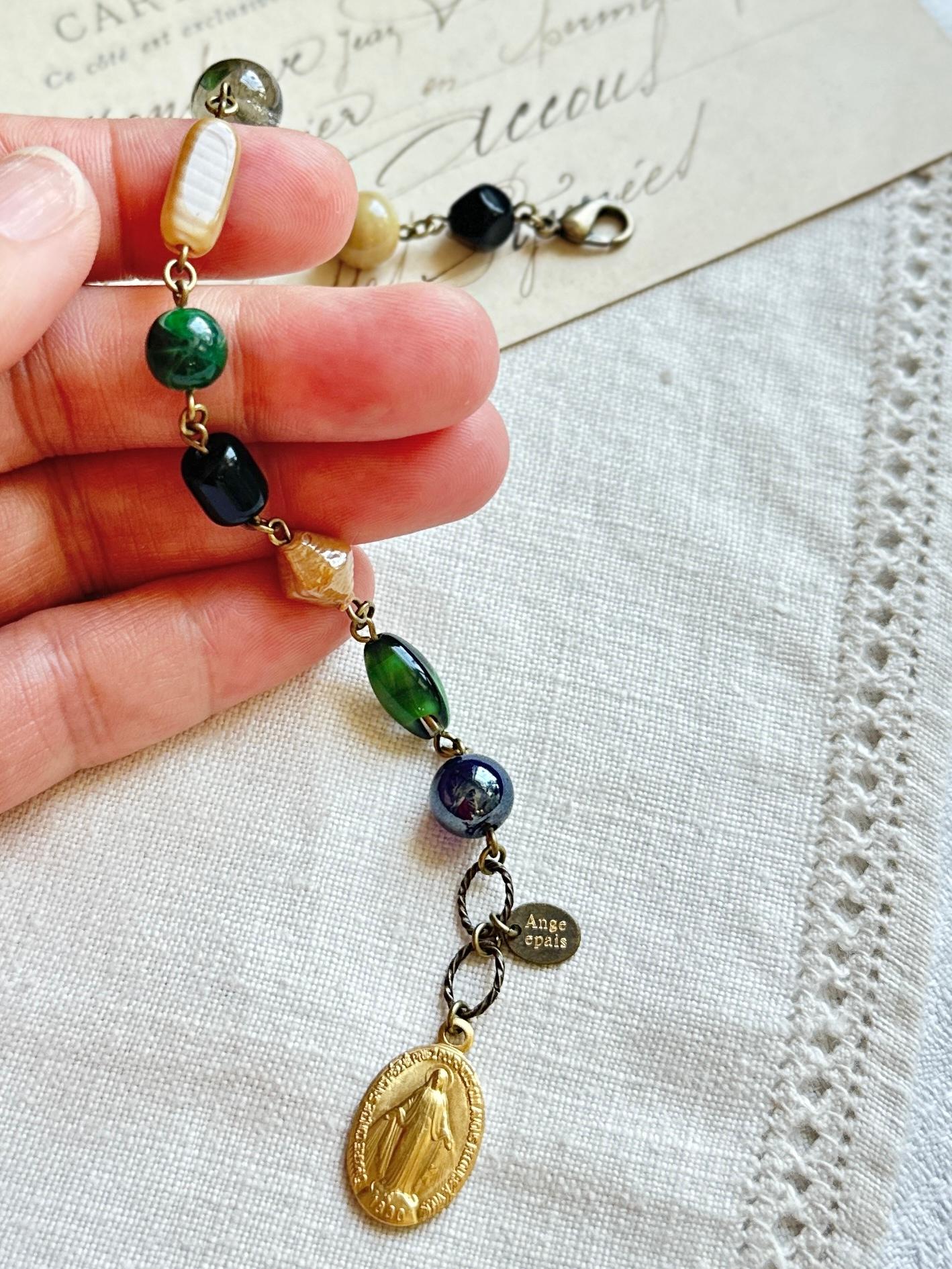 フランスのメダイとヴィンテージビーズのブレスレット・グリーンベージュ | 6枚目