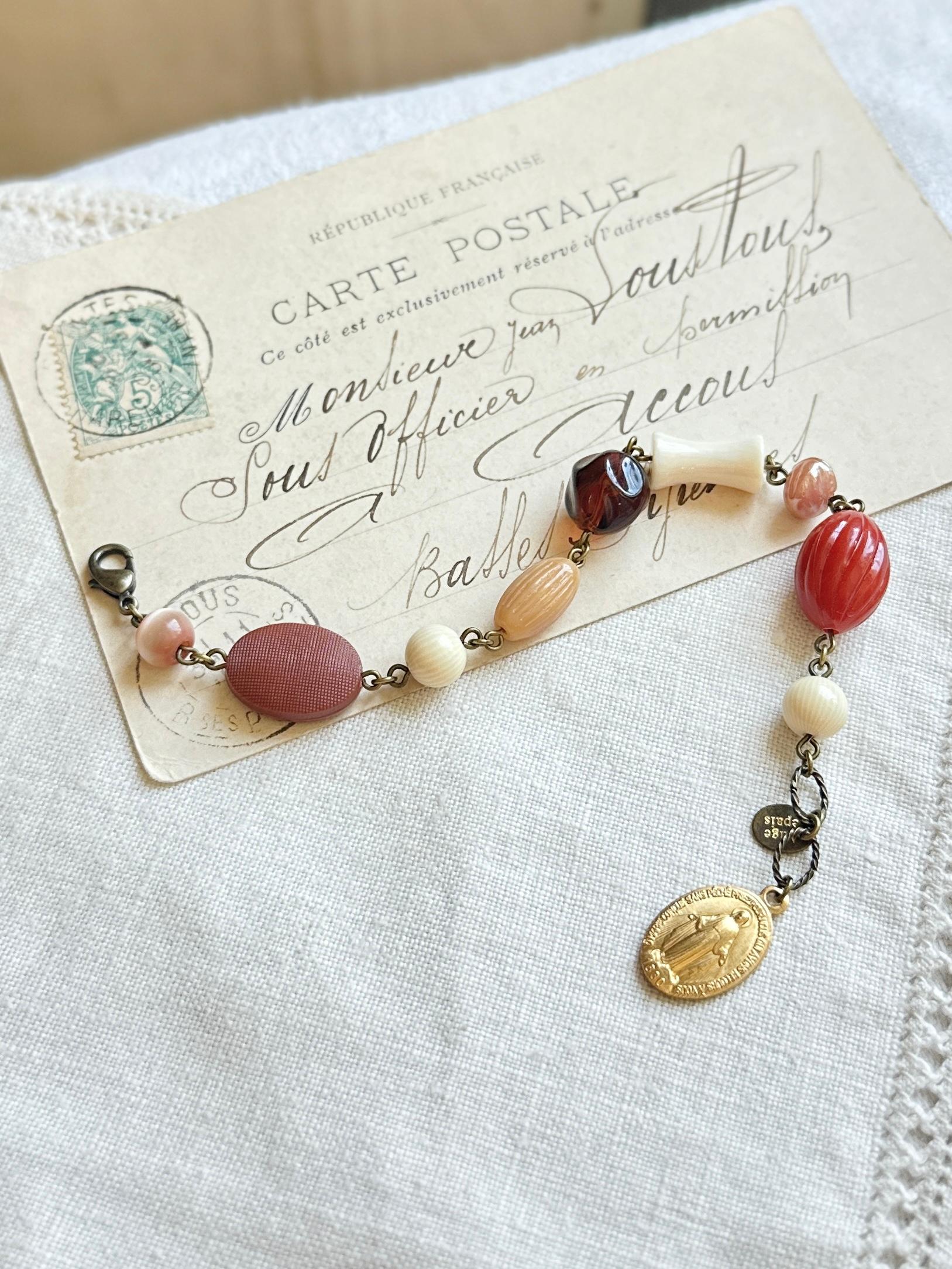 フランスのメダイとヴィンテージビーズのブレスレット・夕焼けのカーネリアン | 3枚目