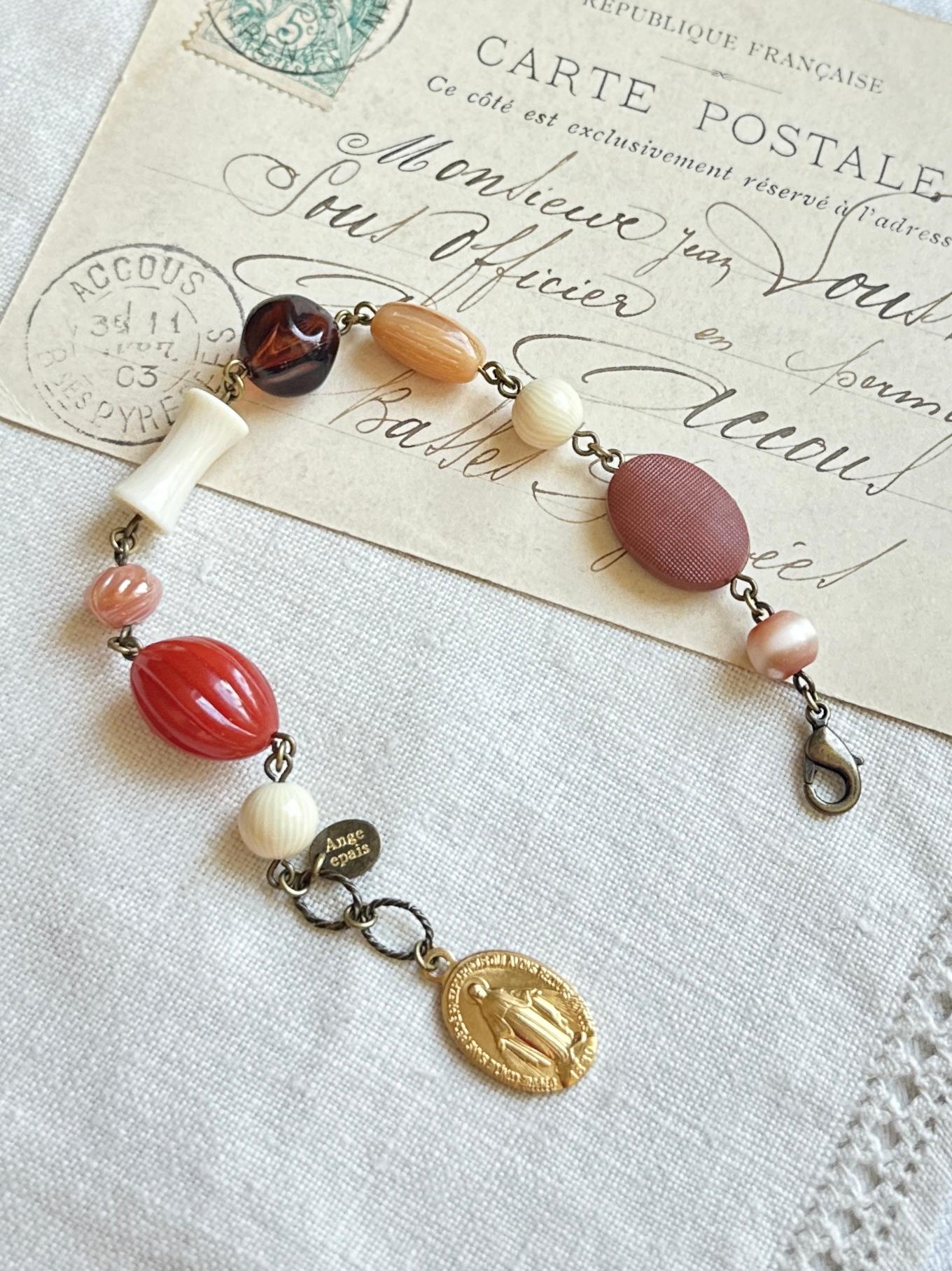 フランスのメダイとヴィンテージビーズのブレスレット・夕焼けのカーネリアン | 4枚目