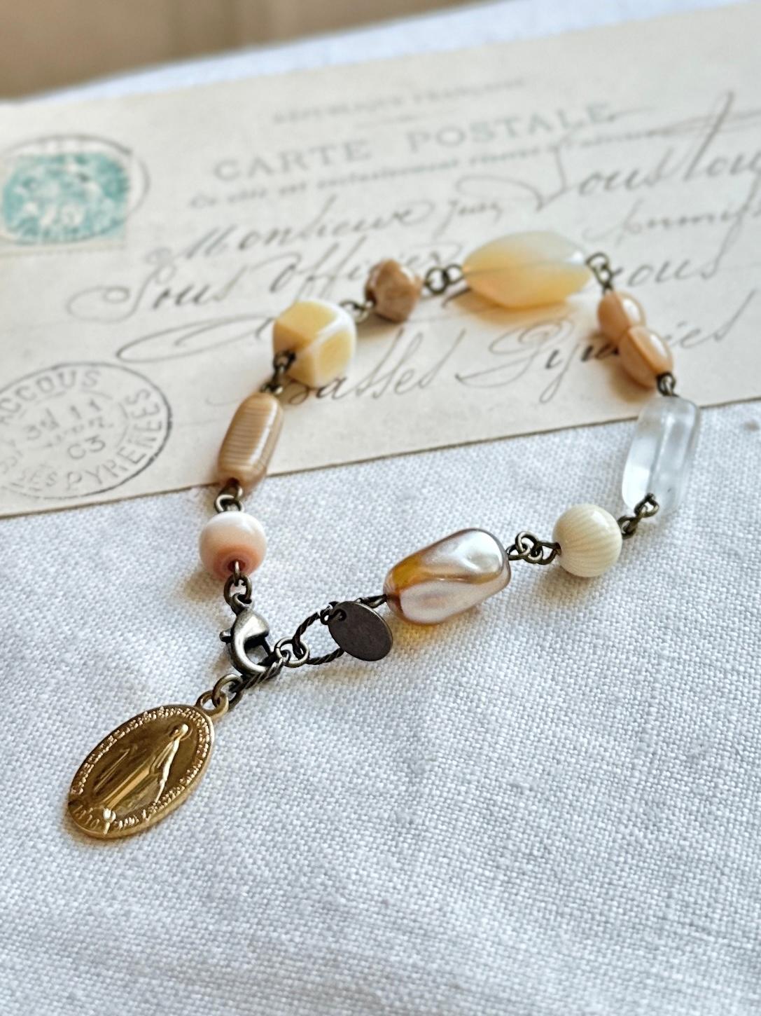 フランスのメダイとヴィンテージビーズのブレスレット・クリームベージュ | 2枚目