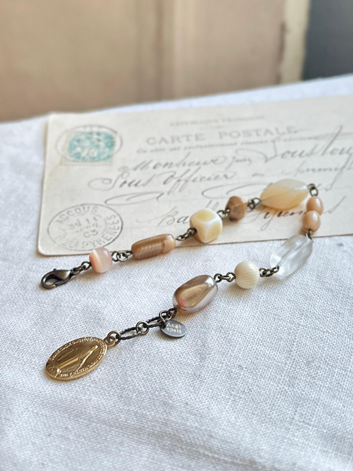 フランスのメダイとヴィンテージビーズのブレスレット・クリームベージュ | 3枚目