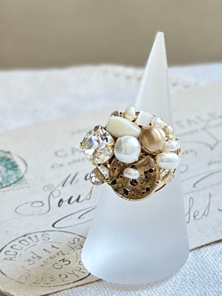 アンティークパーツのデコラティブリング・ゴールド | 1枚目