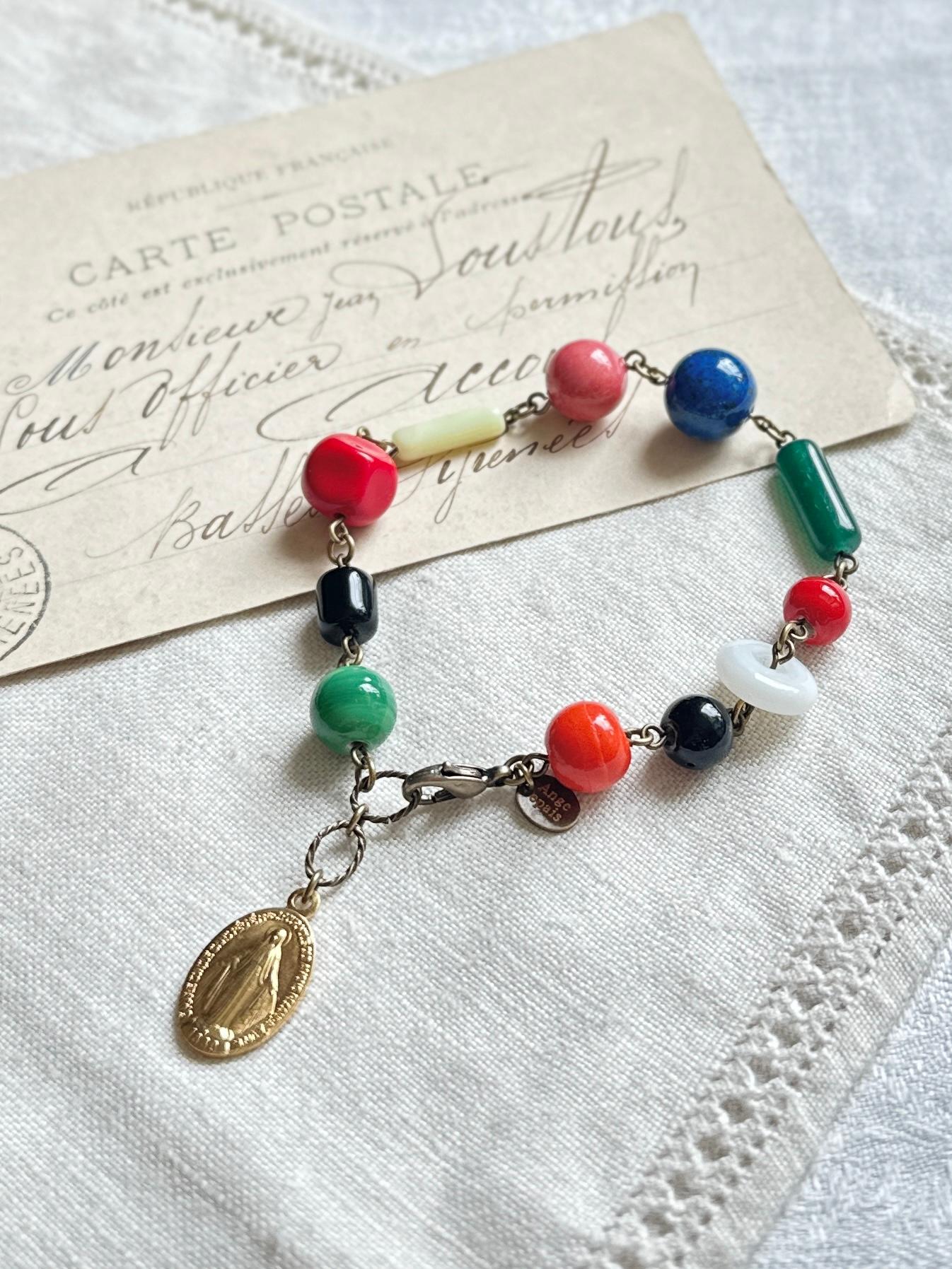 フランスのメダイとヴィンテージビーズのブレスレット・マルチカラー | 3枚目