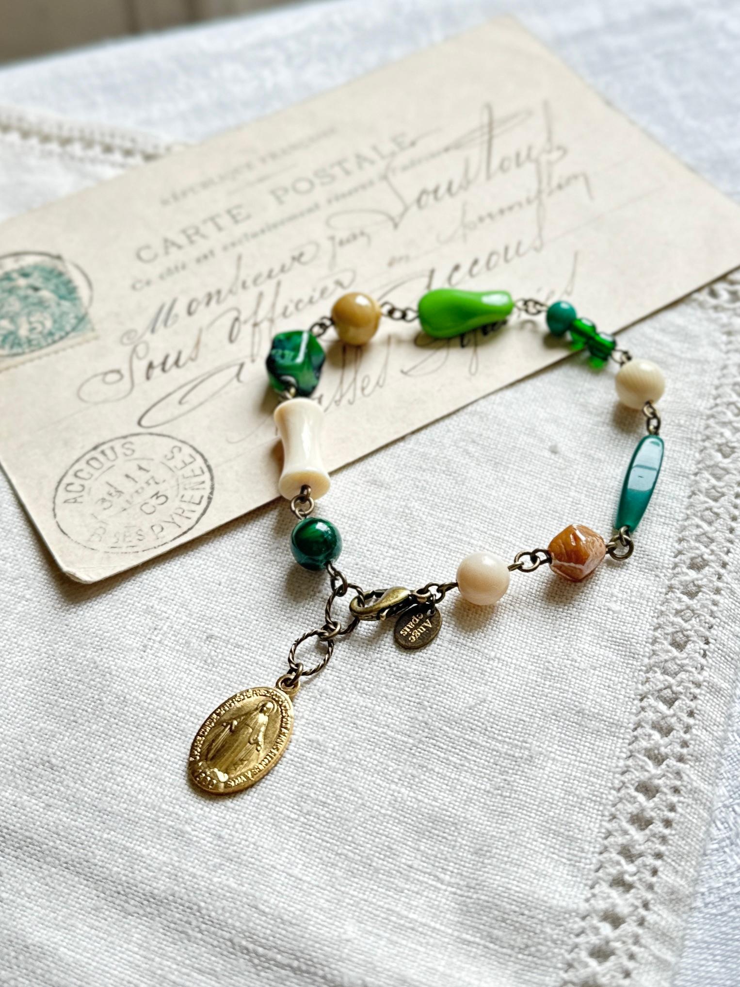 フランスのメダイとヴィンテージビーズのブレスレット・peasグリーン | 2枚目