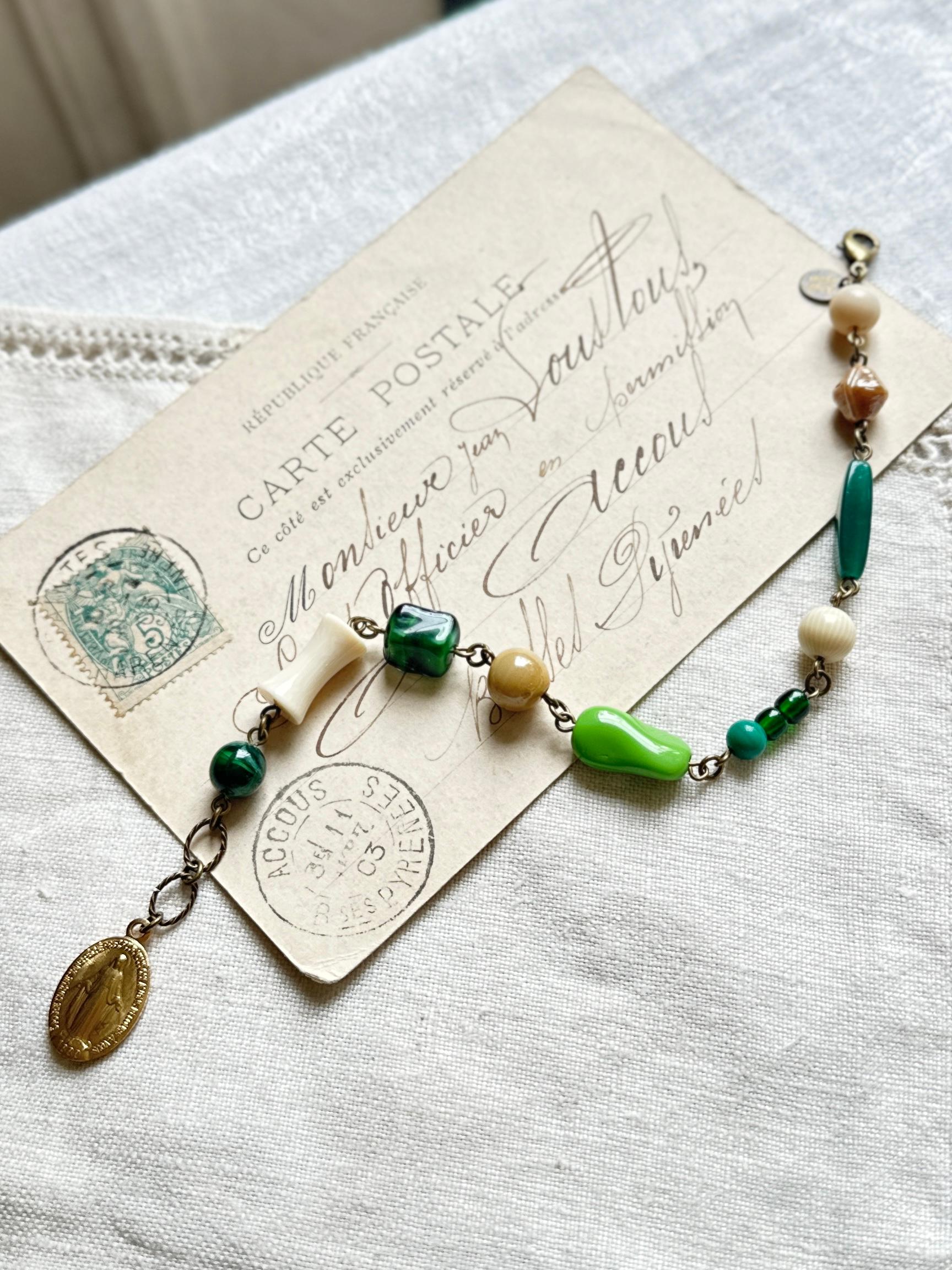 フランスのメダイとヴィンテージビーズのブレスレット・peasグリーン | 3枚目
