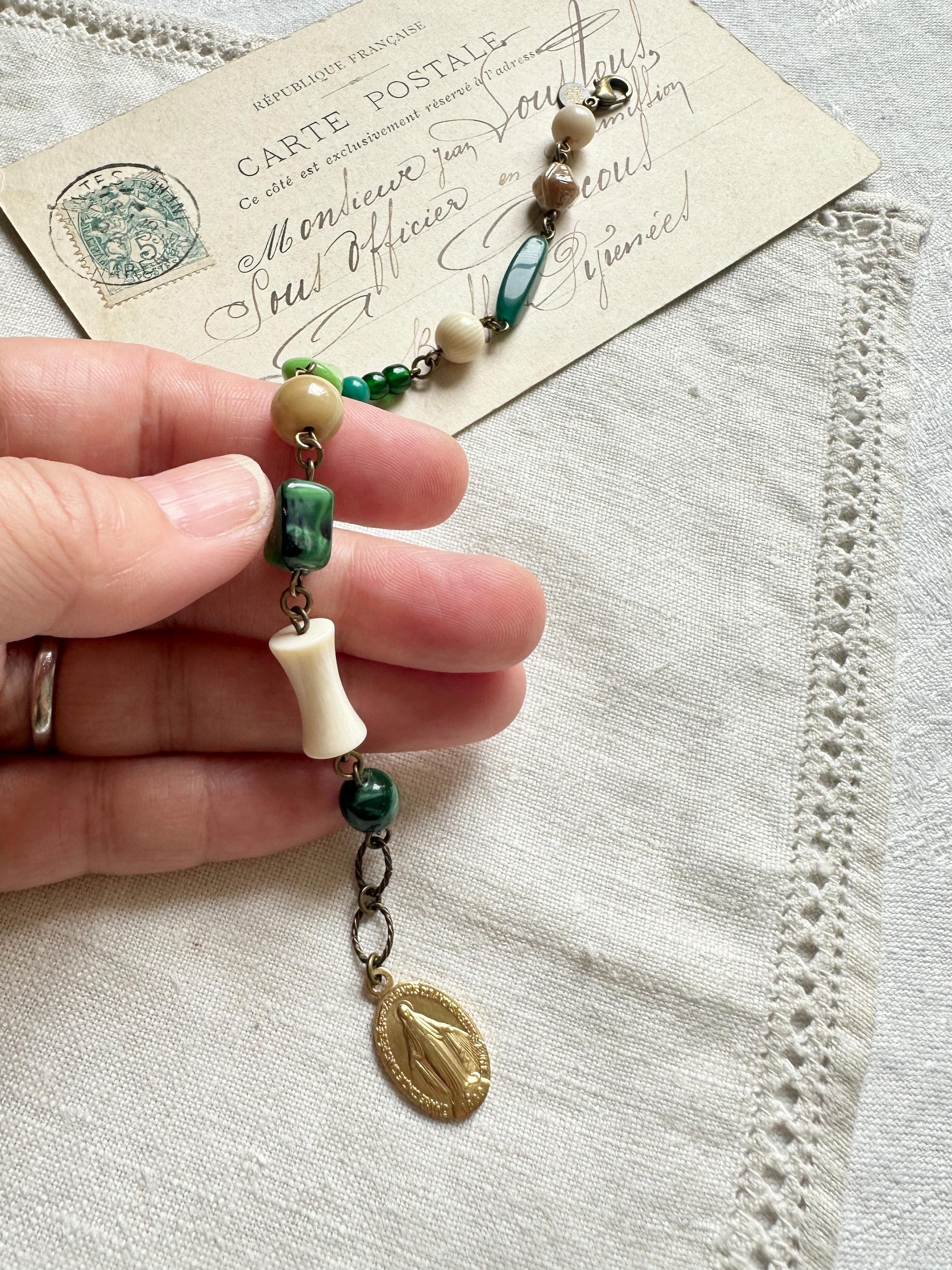 フランスのメダイとヴィンテージビーズのブレスレット・peasグリーン | 6枚目
